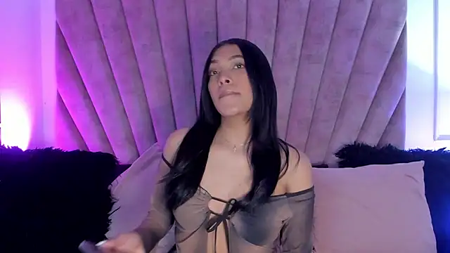 Snapshot of KarolRojas_ chatting on November 1, 2025, 1:35 pm KarolRojas online show from November 1, 2025, 1:35 pm