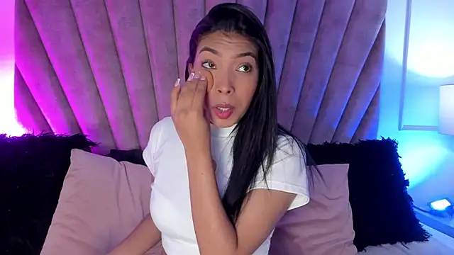 Snapshot of KarolRojas_ chatting on November 10, 2025, 12:15 pm KarolRojas online show from November 10, 2025, 12:15 pm