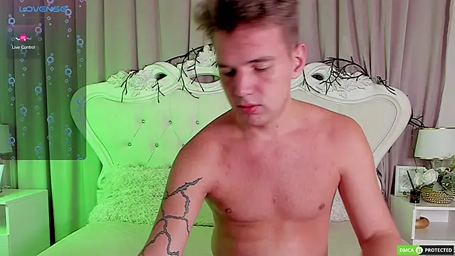 ArthurWhitee online show from January 18, 2026, 3:10 am