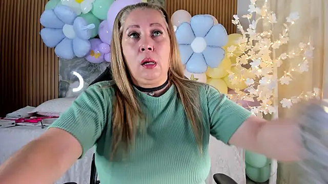 Danna topless online show from April 7, 2026, 12:05 pm