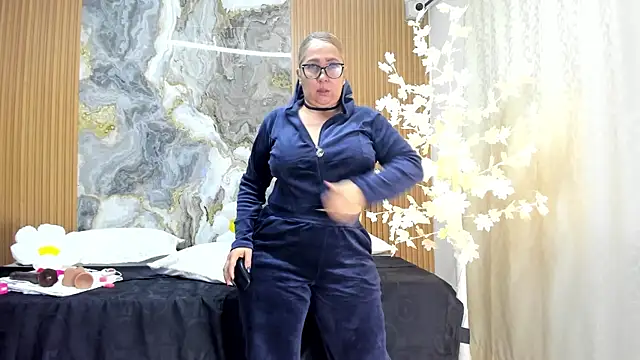 Danna topless online show from April 16, 2026, 12:06 pm