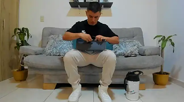 Snapshot of julian_wallace chatting on January 24, 2025, 10:08 pm julian wallace online show from January 24, 2025, 10:08 pm