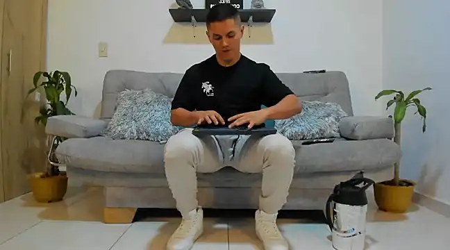 Snapshot of julian_wallace chatting on January 25, 2025, 1:10 am julian wallace online show from January 25, 2025, 1:10 am