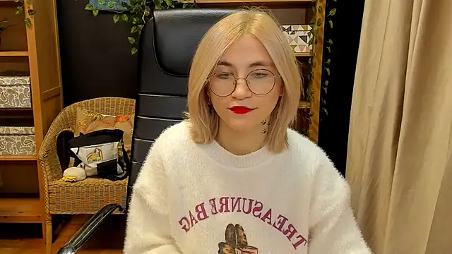 Moon13152 online show from December 5, 2024, 8:55 pm