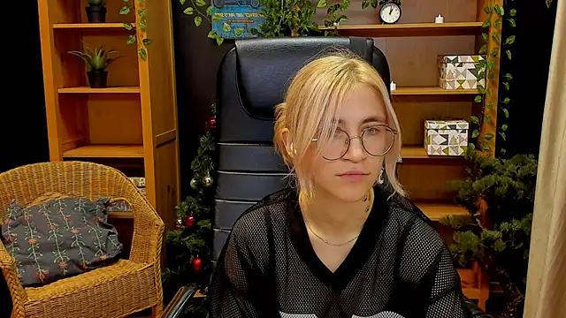 Moon13152 online show from December 10, 2024, 5:55 pm