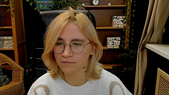 Moon13152 online show from December 21, 2024, 4:46 pm