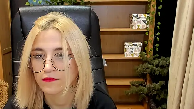 Moon13152 online show from December 24, 2024, 1:16 am