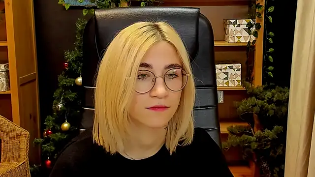 Moon13152 online show from December 30, 2024, 7:21 pm