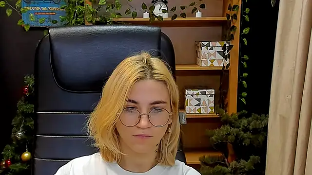 Moon13152 online show from January 4, 2025, 3:40 am