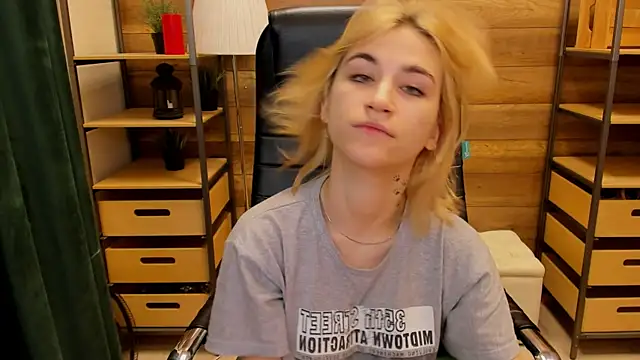 Moon13152 online show from January 5, 2025, 3:34 pm