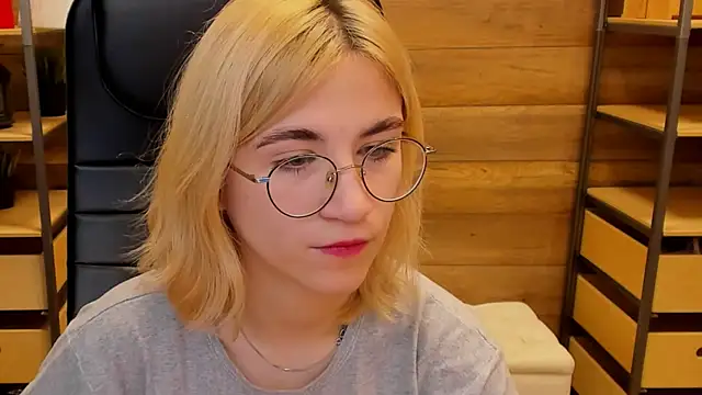 Moon13152 online show from January 5, 2025, 6:35 pm