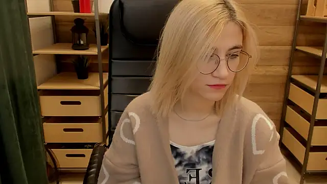 Moon13152 online show from January 8, 2025, 2:46 am