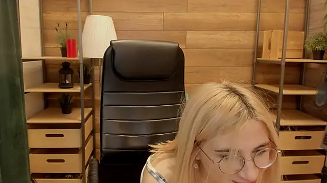 Moon13152 online show from January 8, 2025, 5:48 am