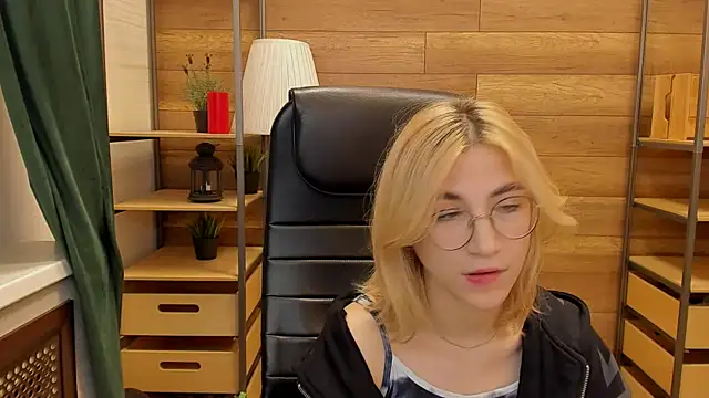 Moon13152 online show from January 12, 2025, 12:28 am