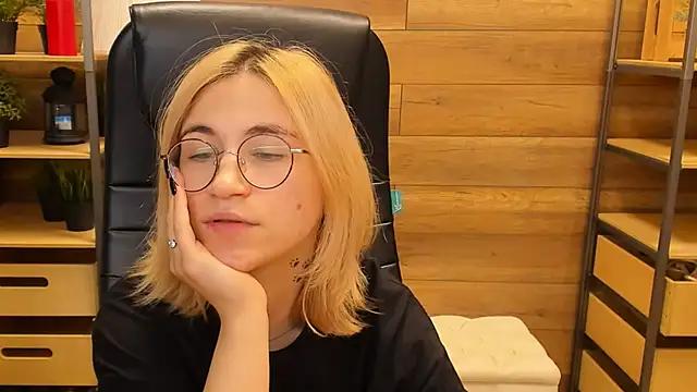 Moon13152 online show from January 22, 2025, 9:21 pm