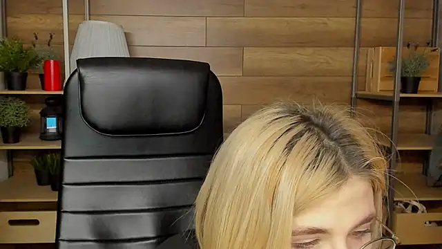 Moon13152 online show from January 23, 2025, 11:05 pm