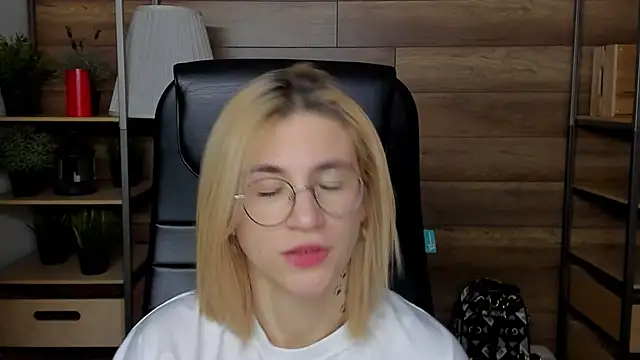 Moon13152 online show from February 1, 2025, 12:29 am