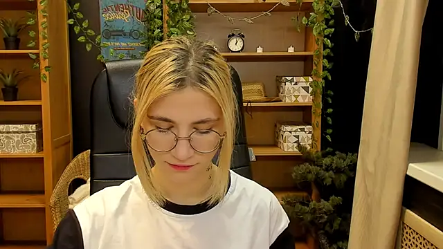 Moon13152 online show from February 1, 2025, 9:08 pm