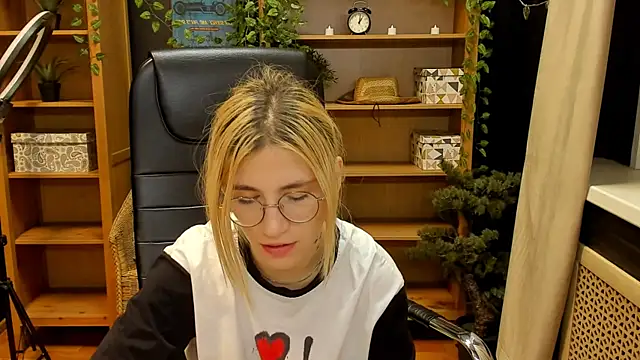 Moon13152 online show from February 2, 2025, 12:09 am