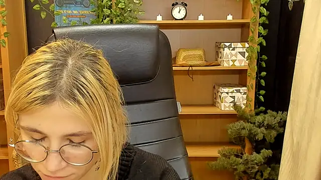 Moon13152 online show from February 2, 2025, 3:32 am