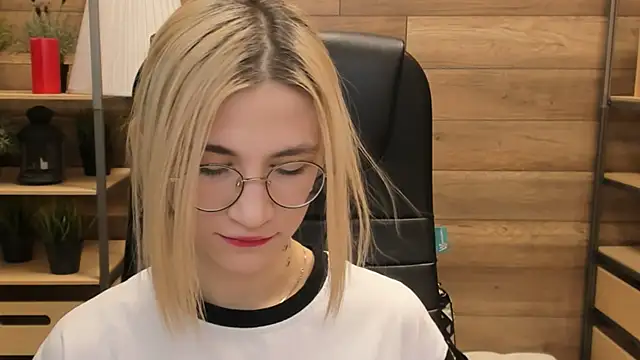 Moon13152 online show from February 3, 2025, 10:43 pm