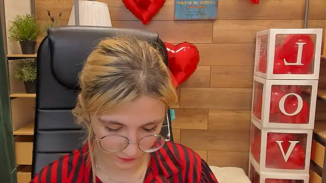 Moon13152 online show from February 19, 2025, 2:12 am