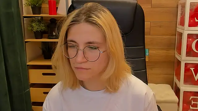 Moon13152 online show from February 21, 2025, 3:12 am