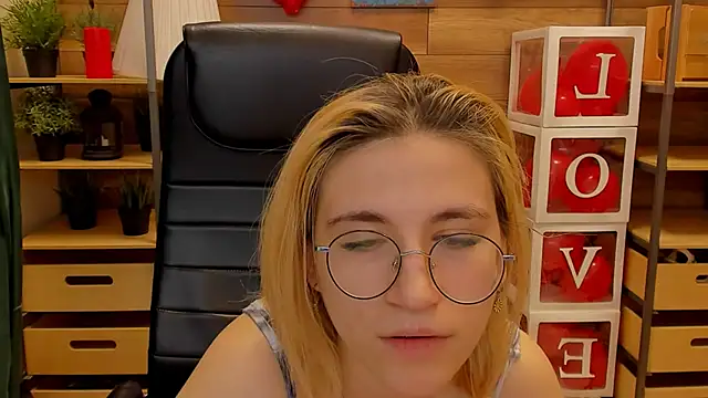 Moon13152 online show from February 24, 2025, 10:03 pm