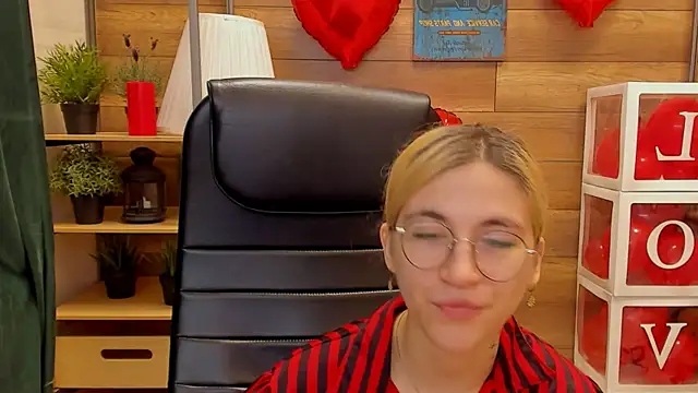 Moon13152 online show from February 25, 2025, 3:38 pm