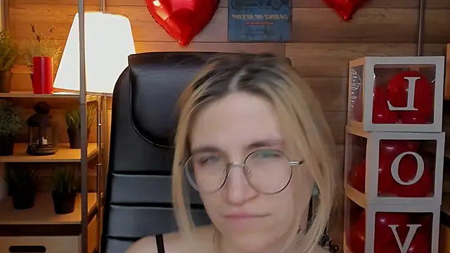 Moon13152 online show from February 28, 2025, 10:28 pm