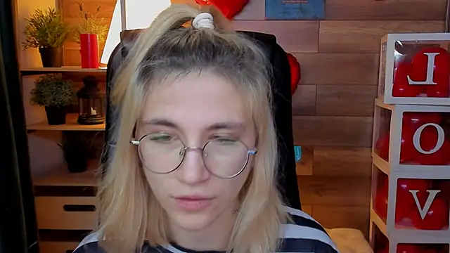 Moon13152 online show from March 1, 2025, 8:42 pm