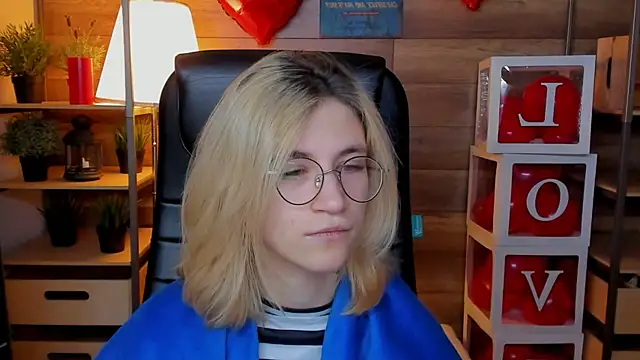 Moon13152 online show from March 2, 2025, 4:17 am