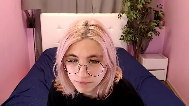 Moon13152 online show from March 22, 2025, 6:58 pm