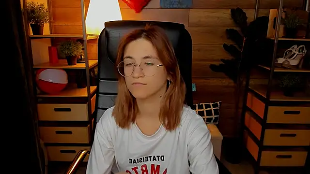 Moon13152 online show from September 13, 2025, 3:34 pm