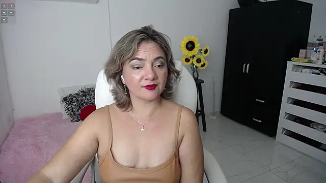 Snapshot of Chiraz_hasnaa chatting on February 13, 2025, 1:19 am Chiraz hasnaa online show from February 13, 2025, 1:19 am