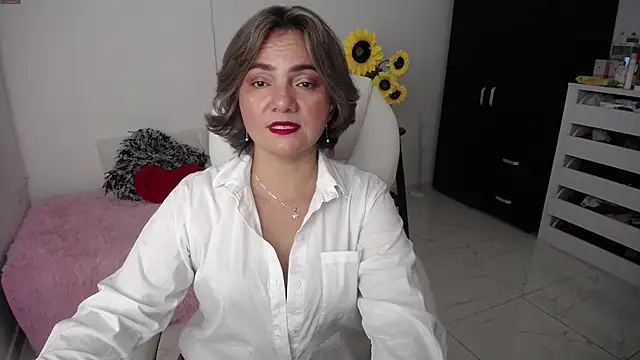 Snapshot of Chiraz_hasnaa chatting on February 14, 2025, 10:36 pm Chiraz hasnaa online show from February 14, 2025, 10:36 pm