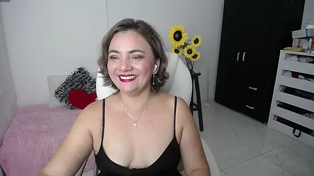 Snapshot of Chiraz_hasnaa chatting on February 21, 2025, 10:48 pm Chiraz hasnaa online show from February 21, 2025, 10:48 pm