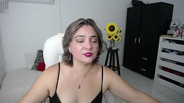 Snapshot of Chiraz_hasnaa chatting on March 6, 2025, 11:09 pm Chiraz hasnaa online show from March 6, 2025, 11:09 pm