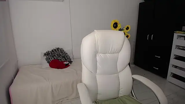 Snapshot of Chiraz_hasnaa chatting on March 15, 2025, 1:19 am Chiraz hasnaa online show from March 15, 2025, 1:19 am