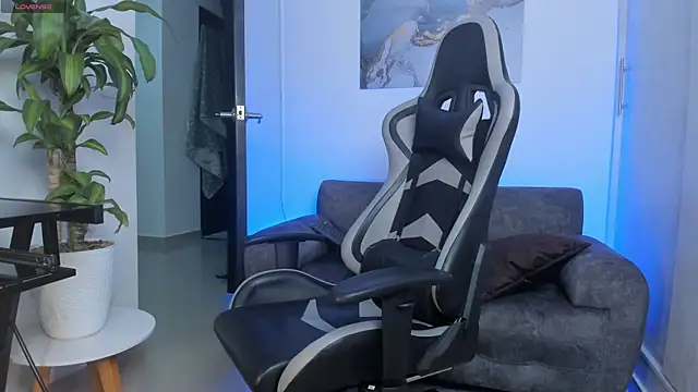 Yeiko Romero  online show from September 23, 2025, 4:32 pm