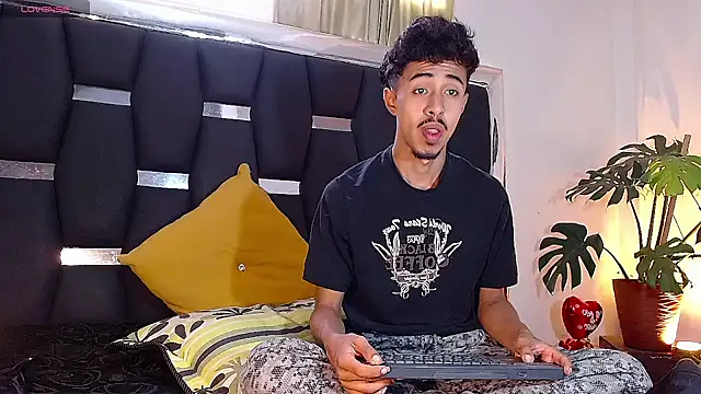 Snapshot of RyanRizzo chatting on December 6, 2024, 2:38 pm RyanRizzo online show from December 6, 2024, 2:38 pm