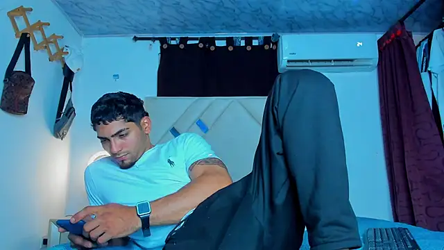 Snapshot of Rich_boy01 chatting on January 19, 2025, 11:21 pm Rich boy01 online show from January 19, 2025, 11:21 pm