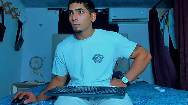 Snapshot of Rich_boy01 chatting on January 20, 2025, 11:10 pm Rich boy01 online show from January 20, 2025, 11:10 pm