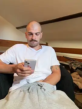 Snapshot of Greyoff chatting on June 4, 2026, 1:06 pm Greyoff online show from June 4, 2026, 1:06 pm