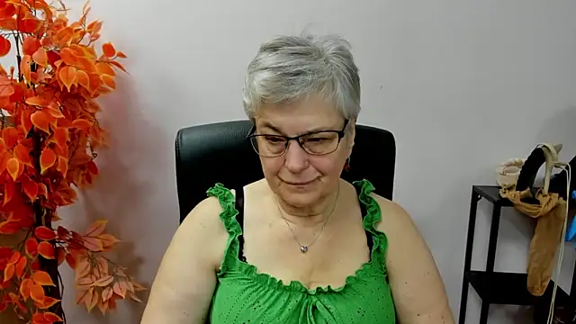 Snapshot of IrisDream chatting on October 17, 2025, 6:49 am IrisDream online show from October 17, 2025, 6:49 am