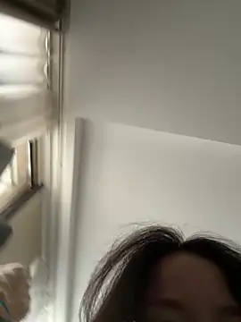 Krismil3 online show from April 11, 2026, 1:21 am