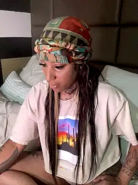 CrownedNyaries online show from December 4, 2024, 8:07 pm