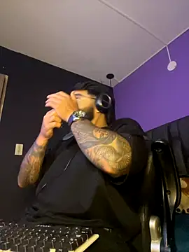 Snapshot of Lyon_vach chatting on October 8, 2025, 11:24 pm Lyon vach online show from October 8, 2025, 11:24 pm