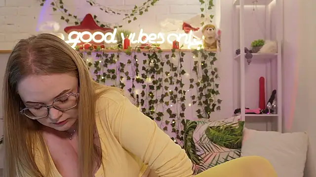 Snapshot of MonicaAsis chatting on February 1, 2026, 5:44 pm MonicaAsis online show from February 1, 2026, 5:44 pm