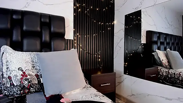 Snapshot of AuroraBon chatting on October 8, 2025, 9:18 am AuroraBon online show from October 8, 2025, 9:18 am